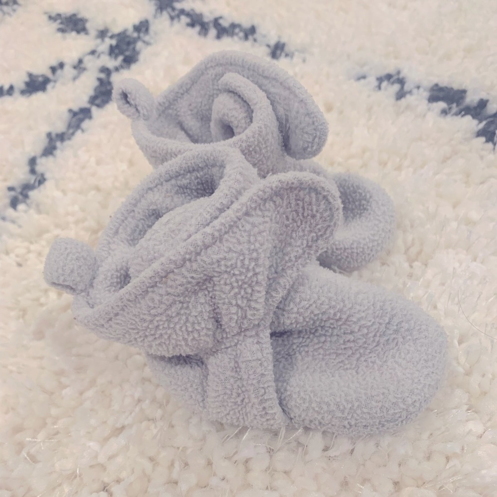 Previously loved Luvable Friends Unisex Baby Cozy Fleece Booties 6-12 Mo